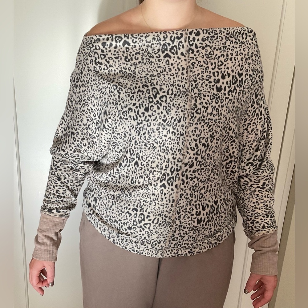 Hem & Thread off the shoulder Leopard Print Sz L Sweater.